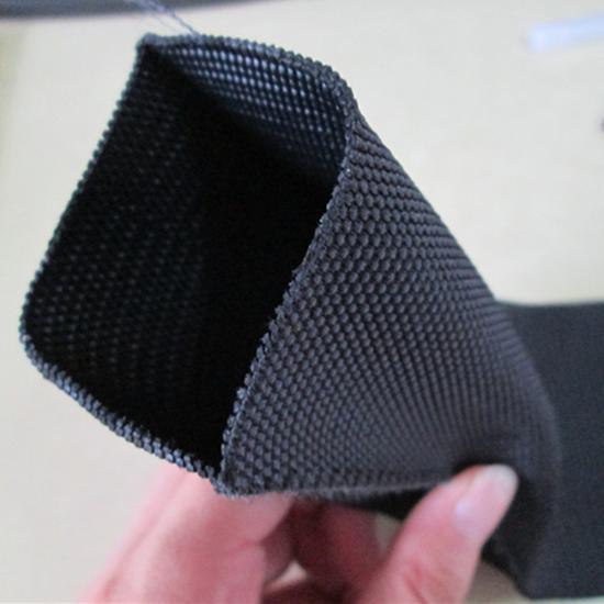 Полиэстеровая защитная манжета для гидравлических шлангов, предохраняющая их от истирания.