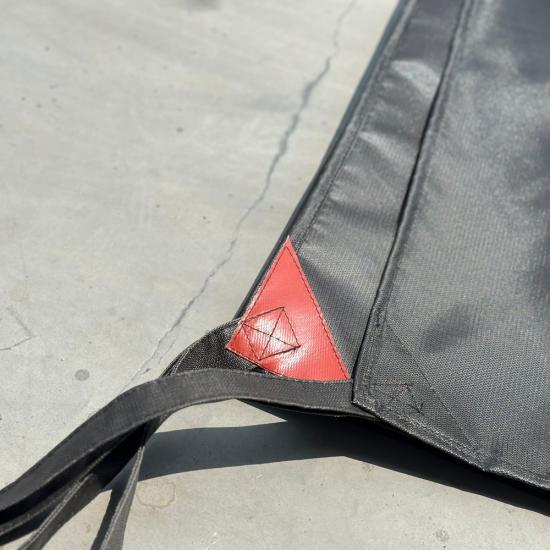 Противопожарное одеяло для электромобилей, предназначенное для экстренного тушения пожаров в электромобилях и легковых автомобилях.